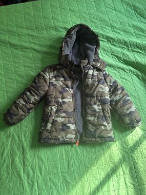 OshKosh kids XS camo insulated coat